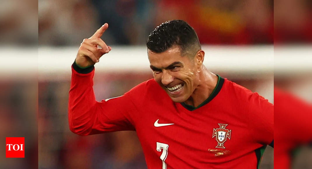 Cristiano Ronaldo: 1 BILLION followers! Cristiano Ronaldo creates social media historical past