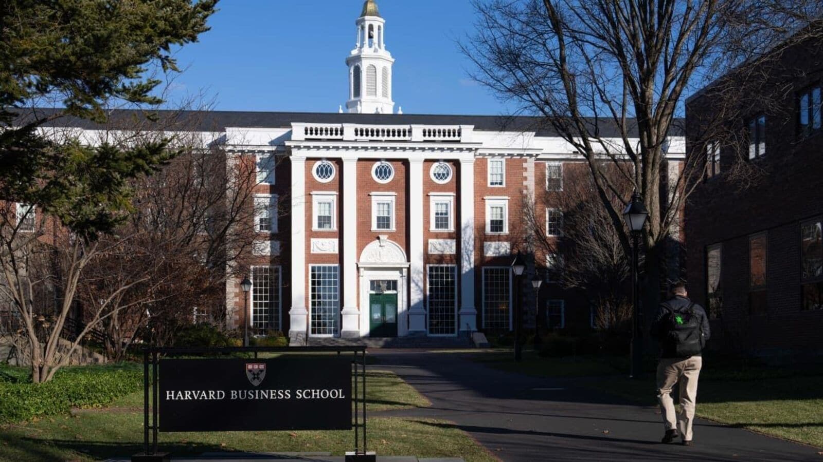 Indian college students nonetheless search admissions in high US B-schools, regardless of over 23% Harvard MBA graduates seek for jobs