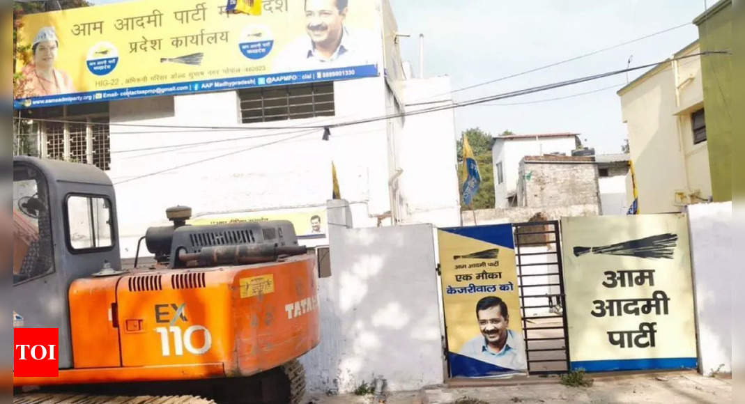 AAP office locked for not paying rent | Bhopal News