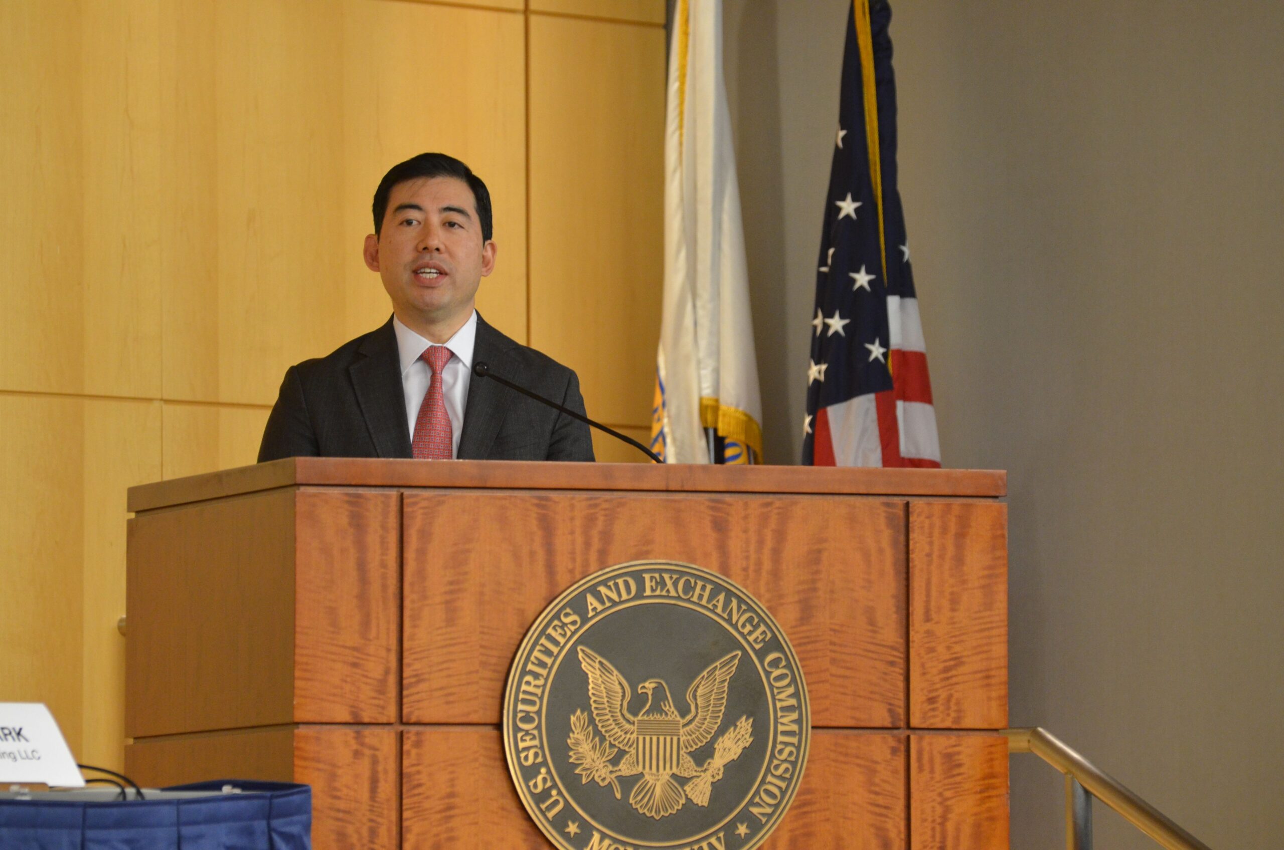 SEC 'Earnest' About Finding Workable Crypto Policy, Commissioners Say at Roundtable