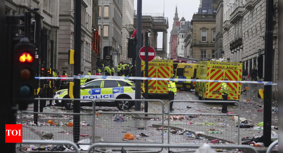 Car rams into crowd during Liverpool victory parade; several injured, man arrested