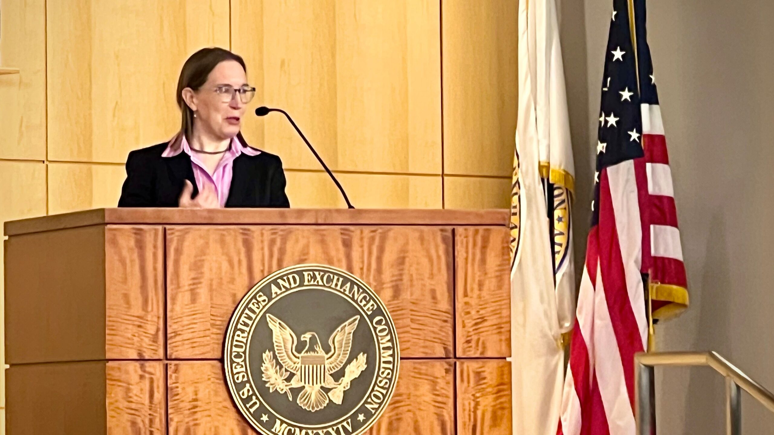 SEC's Peirce Tells Crypto Industry Not to Beg for Bailouts
