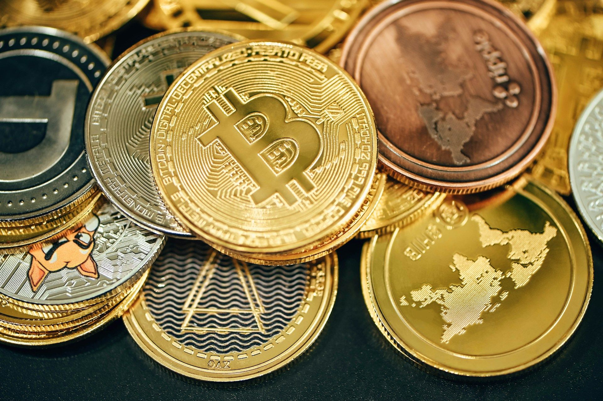 BTC Pulls Back as Market Isn’t Invincible, But Google, Meta Lift AI Tokens