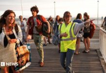 France orders evacuation of Cap Ferret peninsula as hundreds flee wildfires