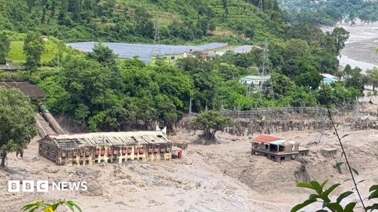 Nepal flash floods: Hundreds of tourists missing and 17 people killed