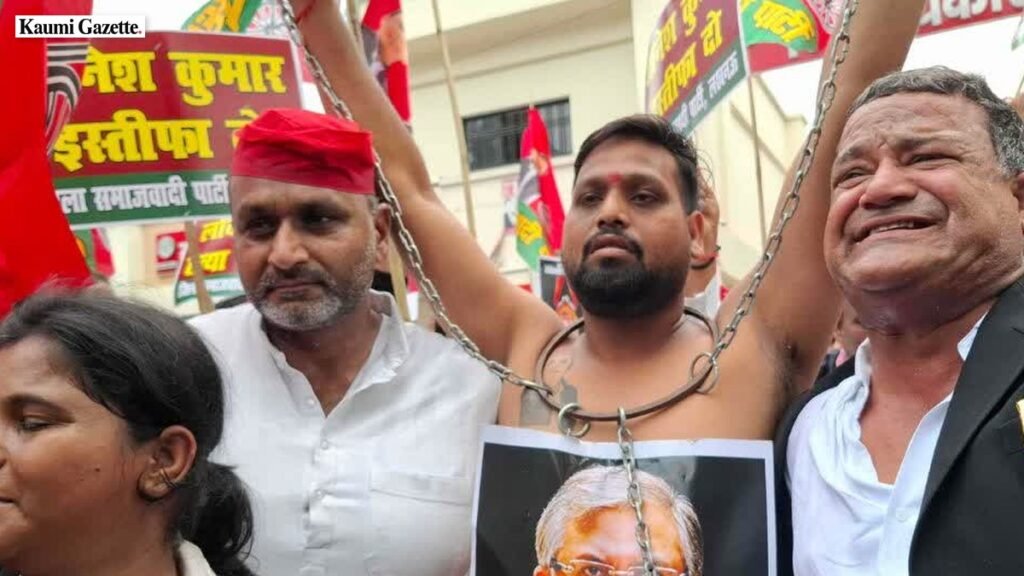 Samajwadi Party Workers Protest in Lucknow and Agra Demanding Chief Election Commissioner’s Resignation